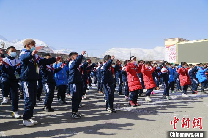 圖為學(xué)生跳起歡快的藏族舞蹈迎接新學(xué)期?！●R銘言 攝