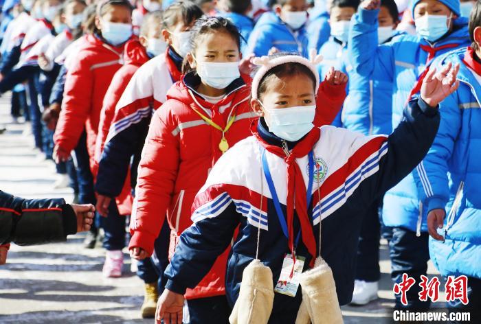 圖為學(xué)生跳起歡快的藏族舞蹈迎接新學(xué)期?！●R銘言 攝