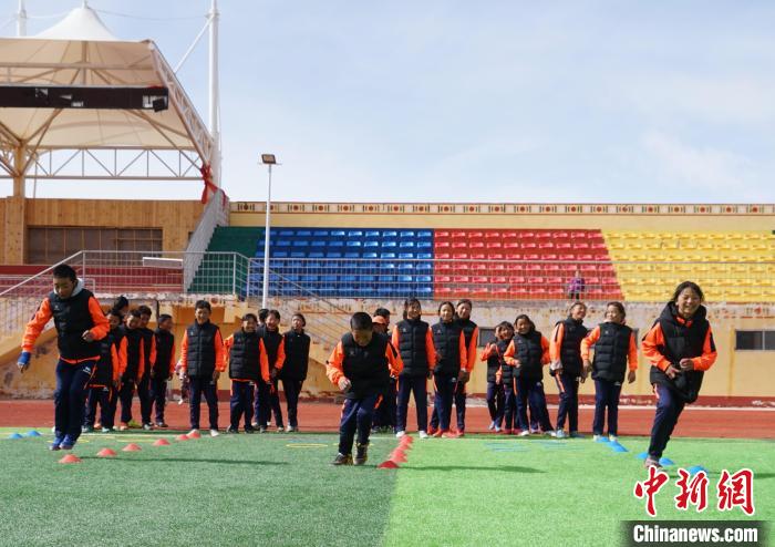 圖為孩子們正在進行訓(xùn)練?！●R銘言 攝