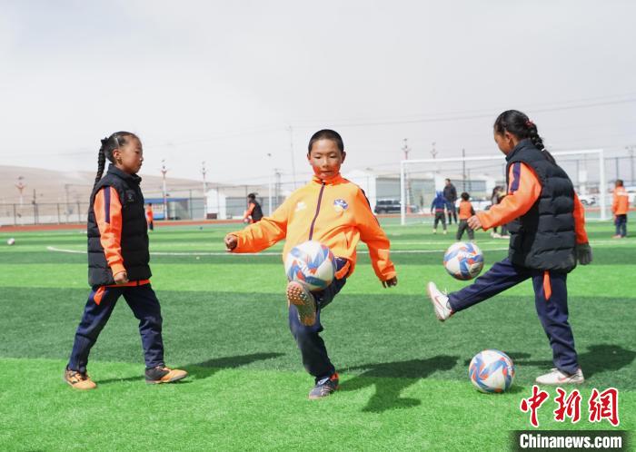 圖為孩子們進行顛球訓(xùn)練?！●R銘言 攝