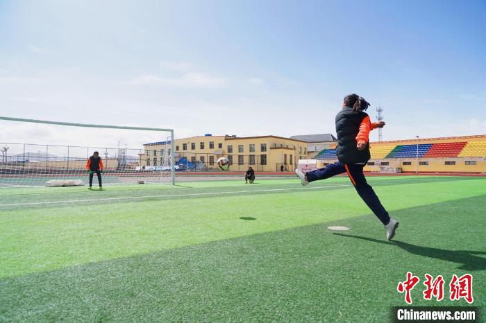 圖為一名女孩進行射門訓(xùn)練?！●R銘言 攝