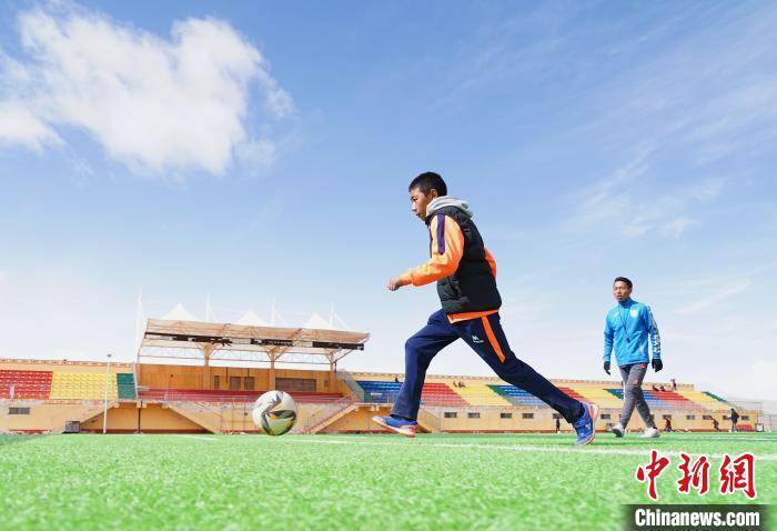 圖為一名男孩運球射門?！●R銘言 攝