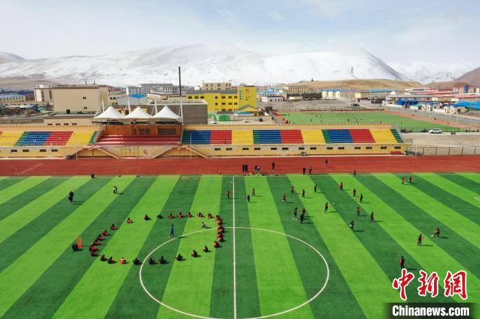 航拍曲麻萊縣足球場?！●R銘言 攝