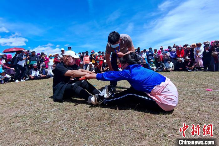 圖為當(dāng)?shù)孛癖娺M(jìn)行蹬棍比賽?！±铍h 攝