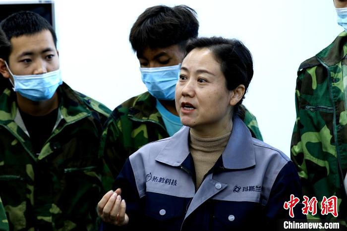 圖為李富香給與學生交流。(資料圖) 青海省教育廳供圖