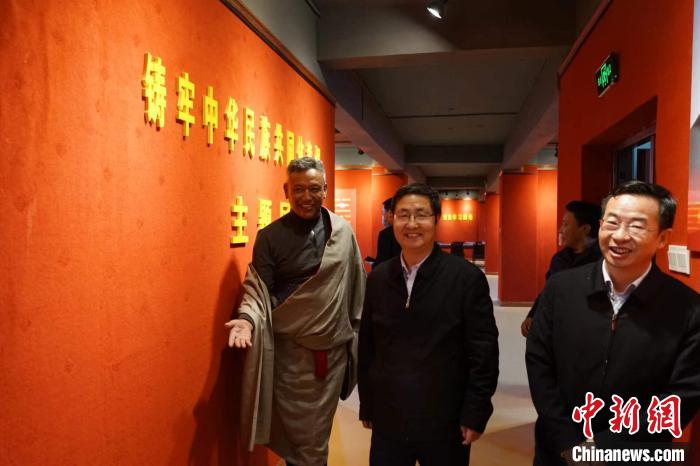 資料圖為參觀鑄牢中華民族共同體意識(shí)主題展。　胡貴龍 攝