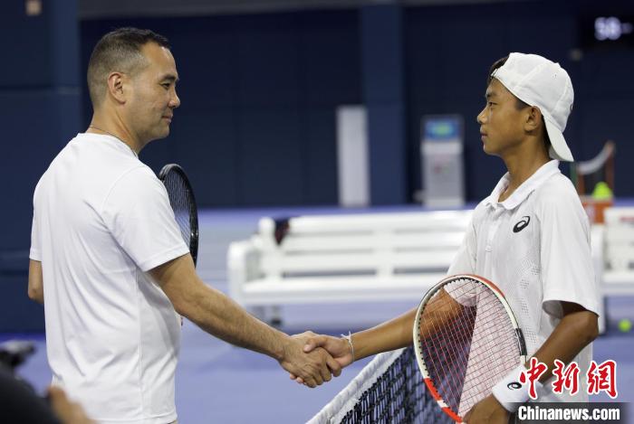 闊別兩年后，王發(fā)(右一)和王育喜(左一)再握手?！↑S迪燊 攝