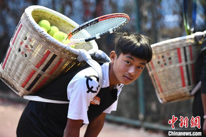 圖為“背簍少年”王發(fā)正在廊坊市體育館網(wǎng)球訓練中心進行訓練。　鄭晨子 攝