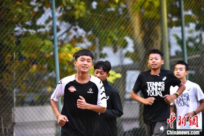 圖為王發(fā)和隊友們進行體能訓練?！∴嵆孔?攝