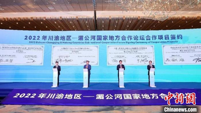 多個項目集中簽約。王宇 攝