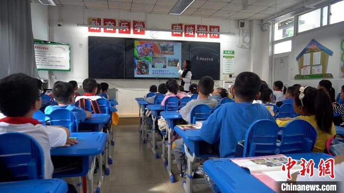 正在上課的學(xué)生。　唐啟浩 攝