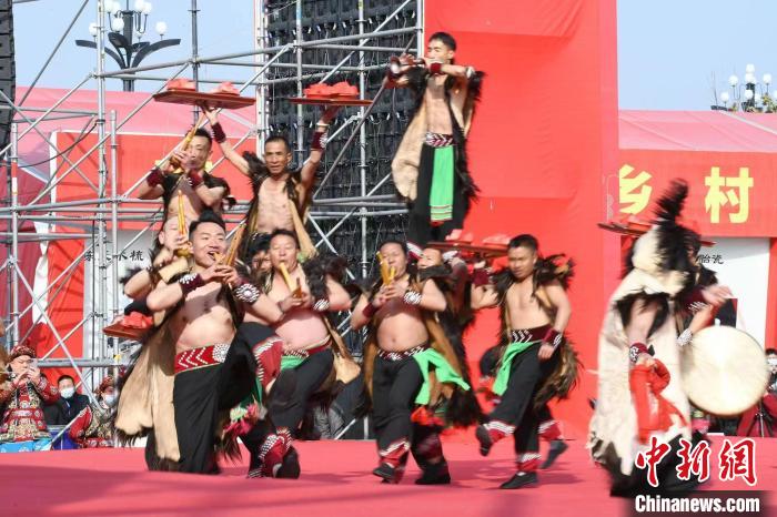 圖為少數(shù)民族舞蹈展演?！×赫赵?攝