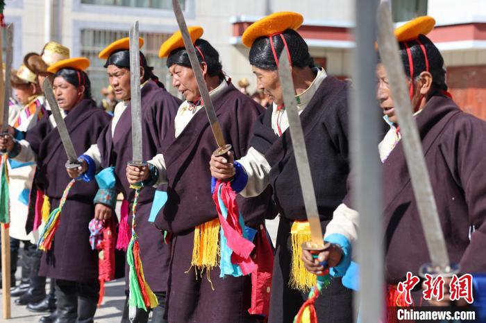 圖為藝人們手持藏刀表演加麻百·甲江?！愔闈扇?攝