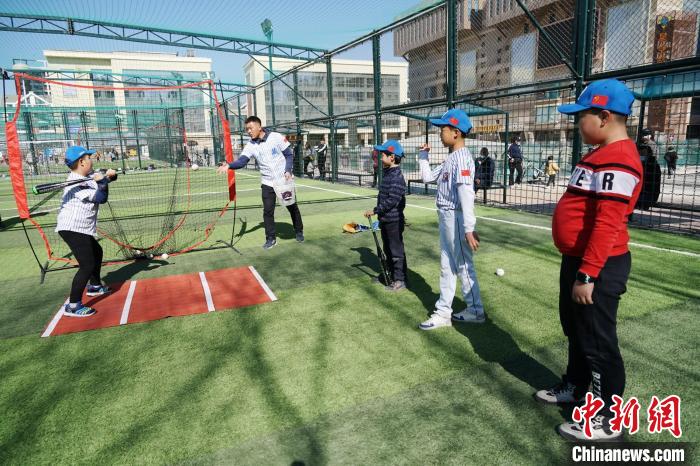 圖為小棒球手們進行擊球訓(xùn)練?！●R銘言 攝