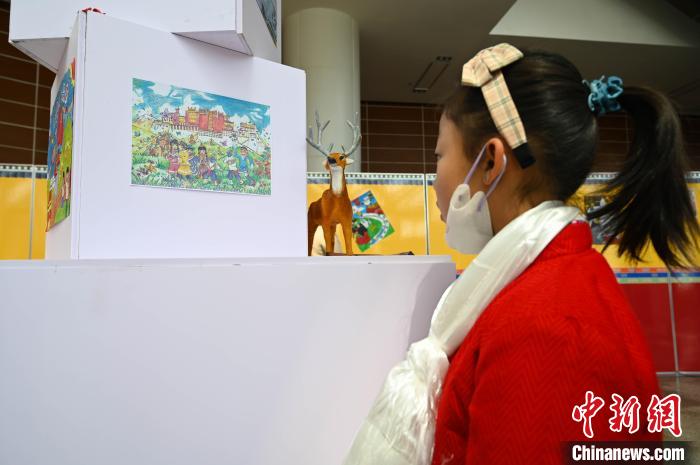 圖為學(xué)生參觀繪畫展。　趙朗 攝