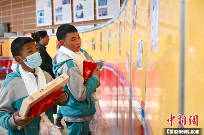 圖為學(xué)生參觀繪畫展?！≮w朗 攝