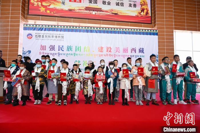 圖為部分獲獎(jiǎng)學(xué)生合影。　趙朗 攝