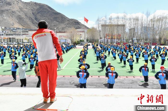 圖為學(xué)生在跳繩教練齊景龍的指導(dǎo)下做準(zhǔn)備運(yùn)動?！∝暩聛硭?攝