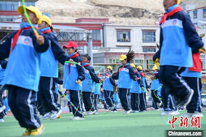 圖為學(xué)生正在練習(xí)跳繩。　貢嘎來松 攝