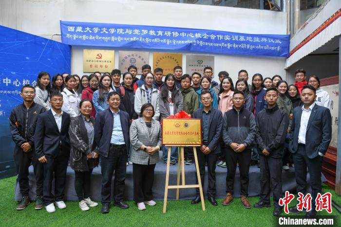 圖為揭牌儀式上合影?！∝暩聛硭?攝