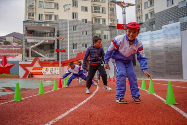 在高原上教孩子們打手球，“慢慢兒來(lái)，甭著急！”