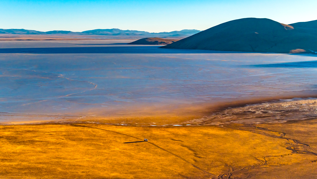 索旺的小額配送車輛在湖邊行駛。呂殿杰攝