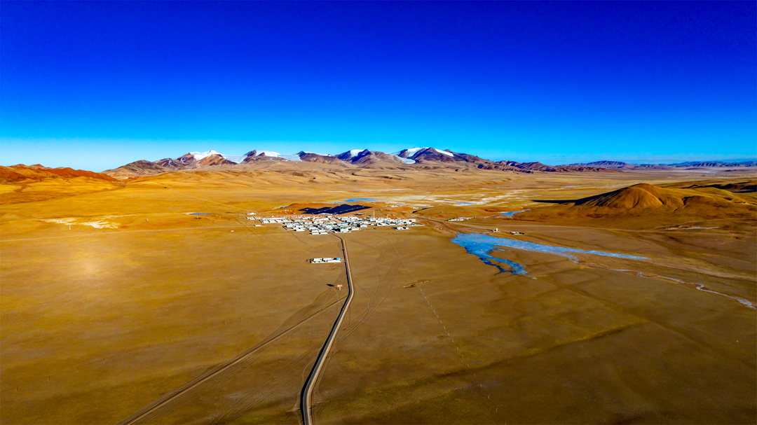 雪山下的雙湖縣城。呂殿杰攝