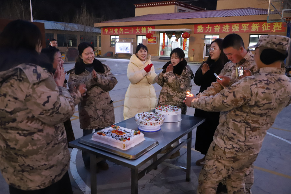 支隊為來隊家屬過集體生日?；粢綌z