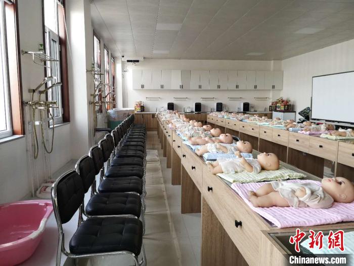 由人社部重點(diǎn)幫扶打造的“天鎮(zhèn)保姆”，已成為全國(guó)知名的勞務(wù)輸出品牌?！》尔惙?攝