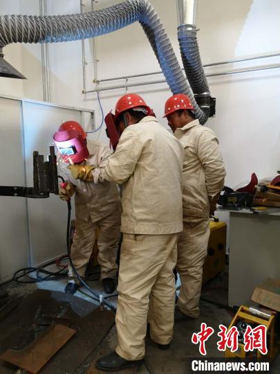 圖為學(xué)員正在進(jìn)行電焊技能學(xué)習(xí)?！》尔惙?攝