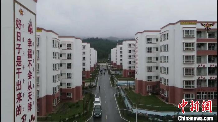 越西縣最大的易地扶貧搬遷安置點(diǎn)——城北感恩社區(qū)。　何浠 攝