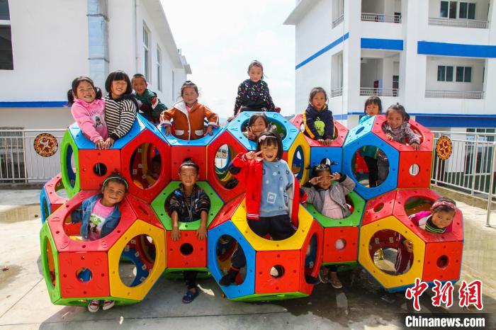 喜德縣一學(xué)校內(nèi)，孩子們露出開(kāi)心的笑容。　爾古木三 攝