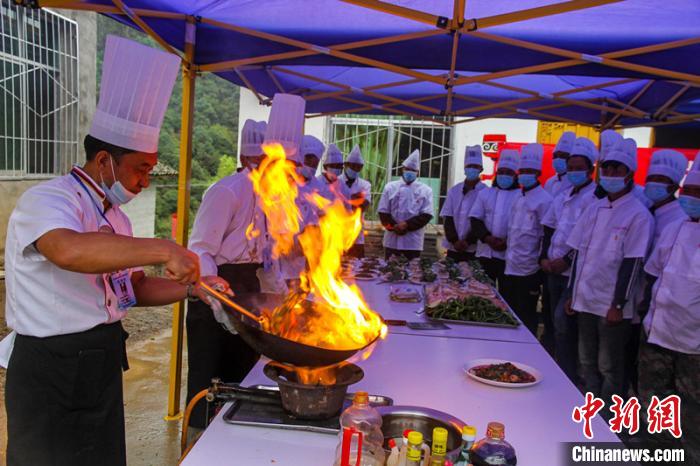 喜德縣冕山鎮(zhèn)舉辦的廚師培訓(xùn)班上，老師正在示范回鍋肉的做法?！柟拍救?攝