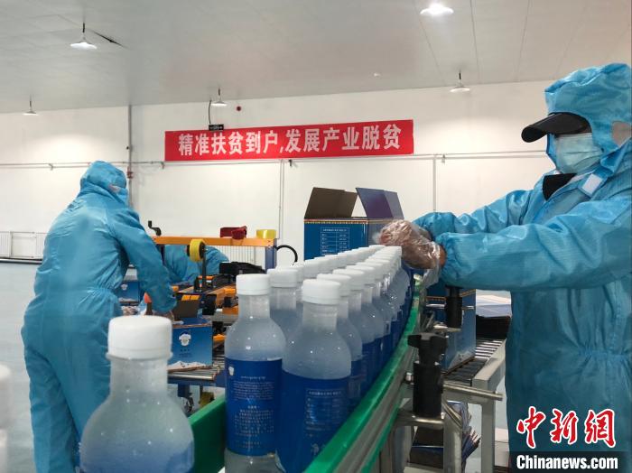 圖為阿里地區(qū)措勤縣某飲用水加工公司，該公司以“基地+公司+貧困民眾”為運(yùn)營模式，帶動(dòng)貧困民眾68戶232人?！≈x牧 攝