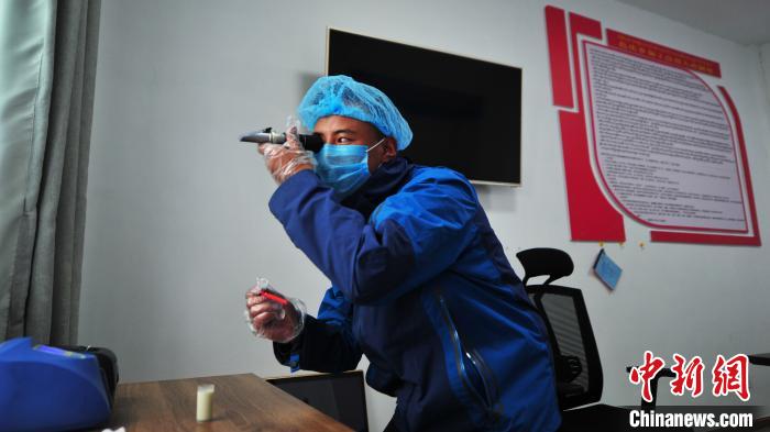 圖為8月11日，西藏那曲市聶榮縣色慶鄉(xiāng)雜瑪多種經(jīng)營(yíng)合作聯(lián)合社質(zhì)檢員對(duì)從各牧場(chǎng)收集上來(lái)的牛奶進(jìn)行質(zhì)量檢測(cè)。色慶鄉(xiāng)統(tǒng)籌全鄉(xiāng)28個(gè)行政村的合作社，成立了擁有規(guī)范管理體系的合作聯(lián)合社，整合集體草場(chǎng)建立5座牧場(chǎng)，各牧場(chǎng)按照計(jì)分制統(tǒng)一放牧，畜產(chǎn)品實(shí)行定點(diǎn)、定時(shí)、定人收購(gòu)，再統(tǒng)一檢測(cè)、加工、出售，建立了完整的牧業(yè)全產(chǎn)業(yè)鏈(資料圖)?！垈?攝