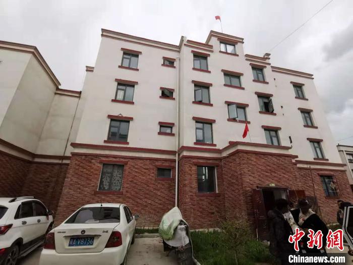 圖為8月12日，2018年7月從距那曲市色尼區(qū)城區(qū)那曲鎮(zhèn)90千米外的古露鎮(zhèn)當(dāng)桑村搬遷至城區(qū)的旦增新家位于一棟四層的樓房?jī)?nèi)(資料圖)?！垈?攝