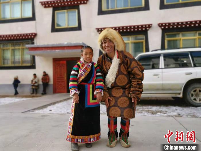 圖為2020年1月16日，搬遷至那曲市安多縣卓格扶貧小區(qū)的農(nóng)牧民在新家外面合影(資料圖)。　張偉 攝