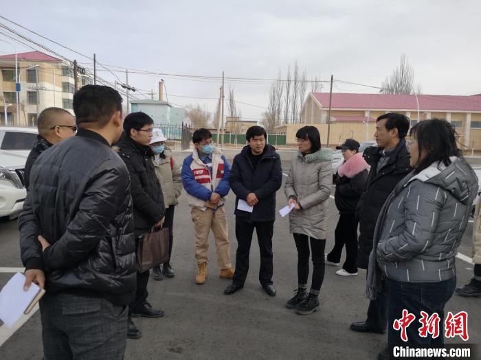 圖為青海大學(xué)工作人員正在現(xiàn)場(chǎng)考察該項(xiàng)目進(jìn)行情況。　李江寧 攝