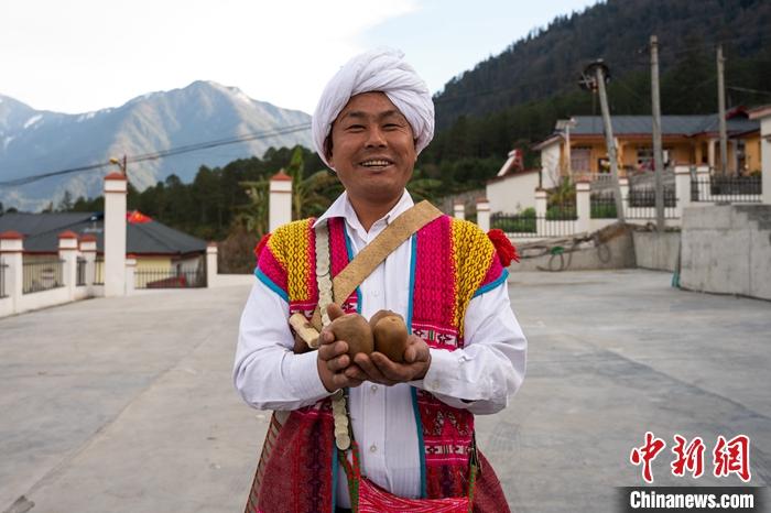 1月29日，京都村委會(huì)主任阿胖正在展示該村種植的獼猴桃。<a target='_blank' ><p  align=