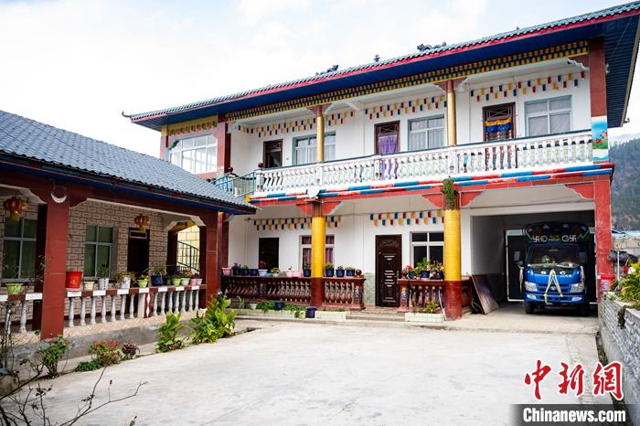 1月30日，嘎腰村，僜人苦梅夏自家的兩層樓房。<a target='_blank' ><p  align=