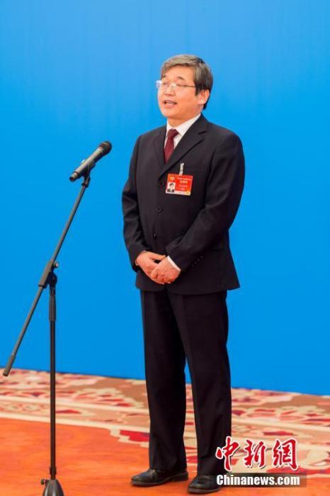 3月10日，全國政協(xié)十三屆四次會議第三場“委員通道”采訪活動在北京人民大會堂新聞發(fā)布廳舉行。圖為全國政協(xié)委員阿拉坦倉通過網(wǎng)絡(luò)視頻方式接受媒體采訪。<a target='_blank' ><p  align=