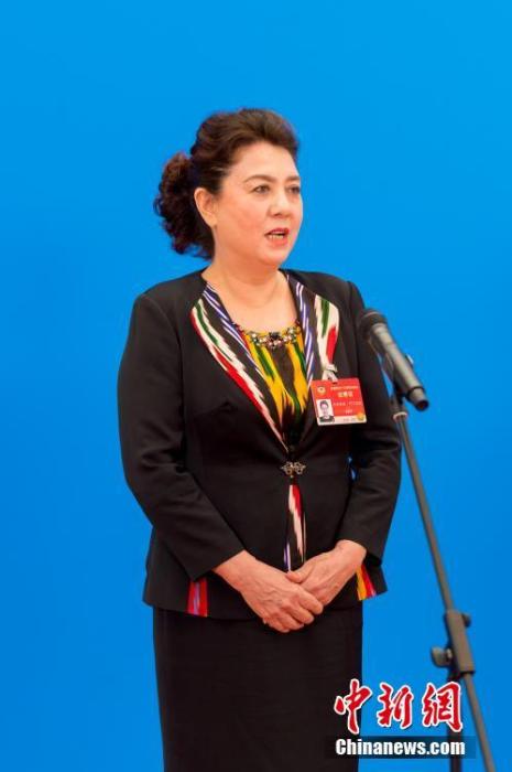3月10日，全國政協(xié)十三屆四次會議第三場“委員通道”采訪活動在北京人民大會堂新聞發(fā)布廳舉行。圖為全國政協(xié)委員古麗帕麗·阿不都拉通過網(wǎng)絡(luò)視頻方式接受媒體采訪。<a target='_blank' ><p  align=