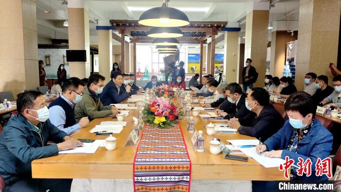 圖為國家糧食產(chǎn)業(yè)(青稞深加工)技術(shù)創(chuàng)新分中心在西藏拉薩掛牌儀式現(xiàn)場(chǎng)?！∝暽＠?攝