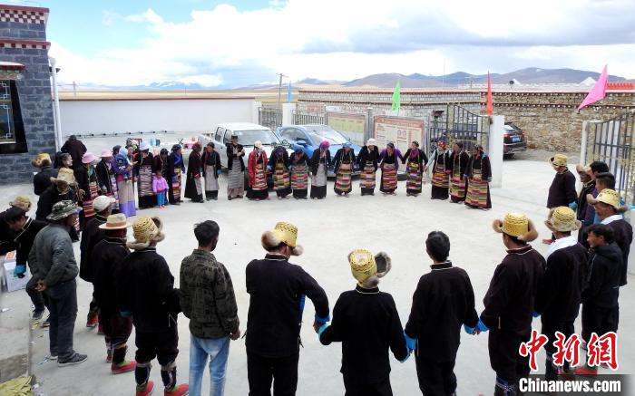 圖為普瑪江塘鄉(xiāng)民眾載歌載舞?！±丝ㄗ涌h網(wǎng)信辦供圖