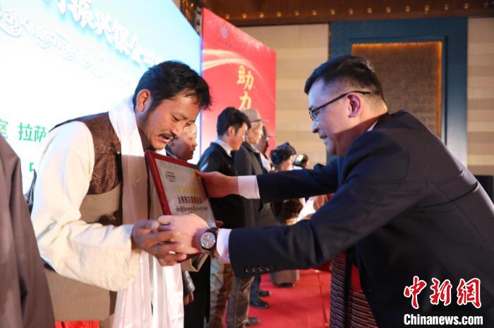 圖為拉薩市銀企對接洽談會現(xiàn)場?！「裆愔?攝