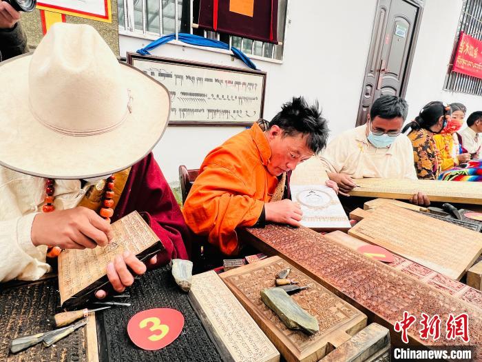 圖為2022年，聶榮縣當(dāng)木江鄉(xiāng)“鄉(xiāng)村振興那曲奮進(jìn)”活動(dòng)雕刻比賽現(xiàn)場。資料圖 那曲市“鄉(xiāng)村振興 那曲奮進(jìn)”活動(dòng)辦供圖