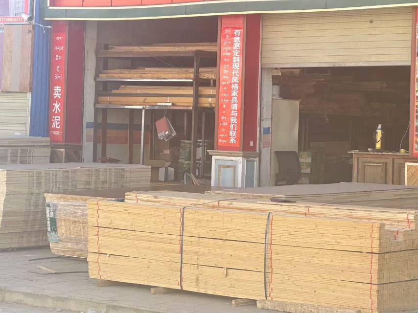 白朗縣頗羅鼐大道西段人行道擺放建材。圖片由留言網(wǎng)友提供