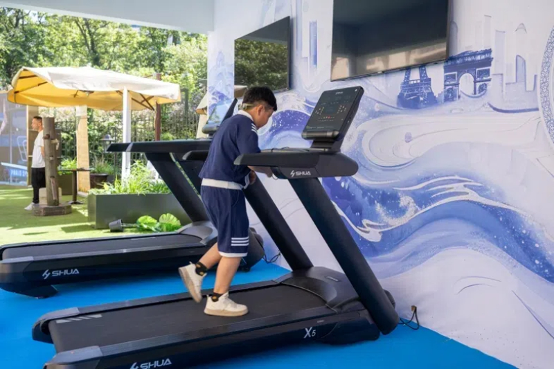 小朋友在智慧體育公園體驗跑步機。巴黎