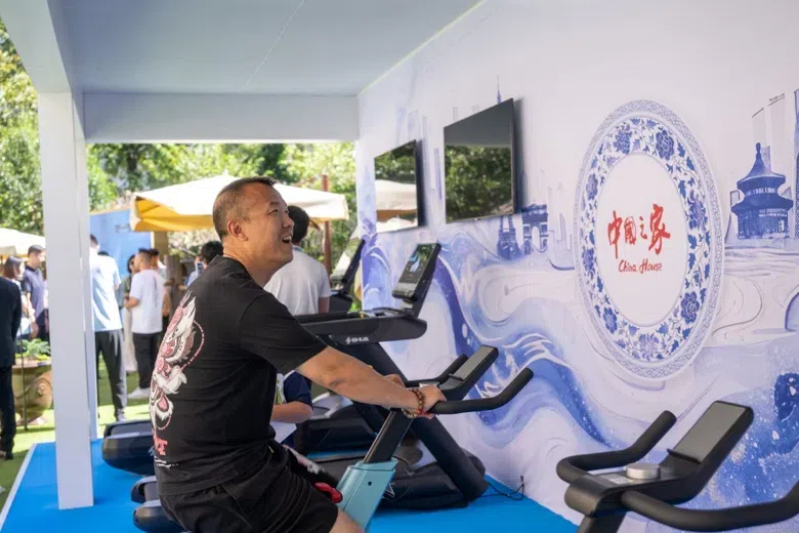 參觀者在智慧體育公園體驗動感單車。巴黎