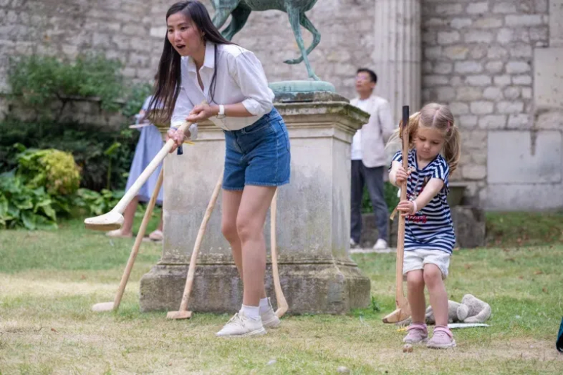 小朋友體驗捶丸游戲。巴黎